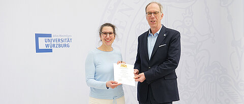 Stefanie Samida erhält ihre Ernennungsurkunde von Universitätspräsident Paul Pauli. 